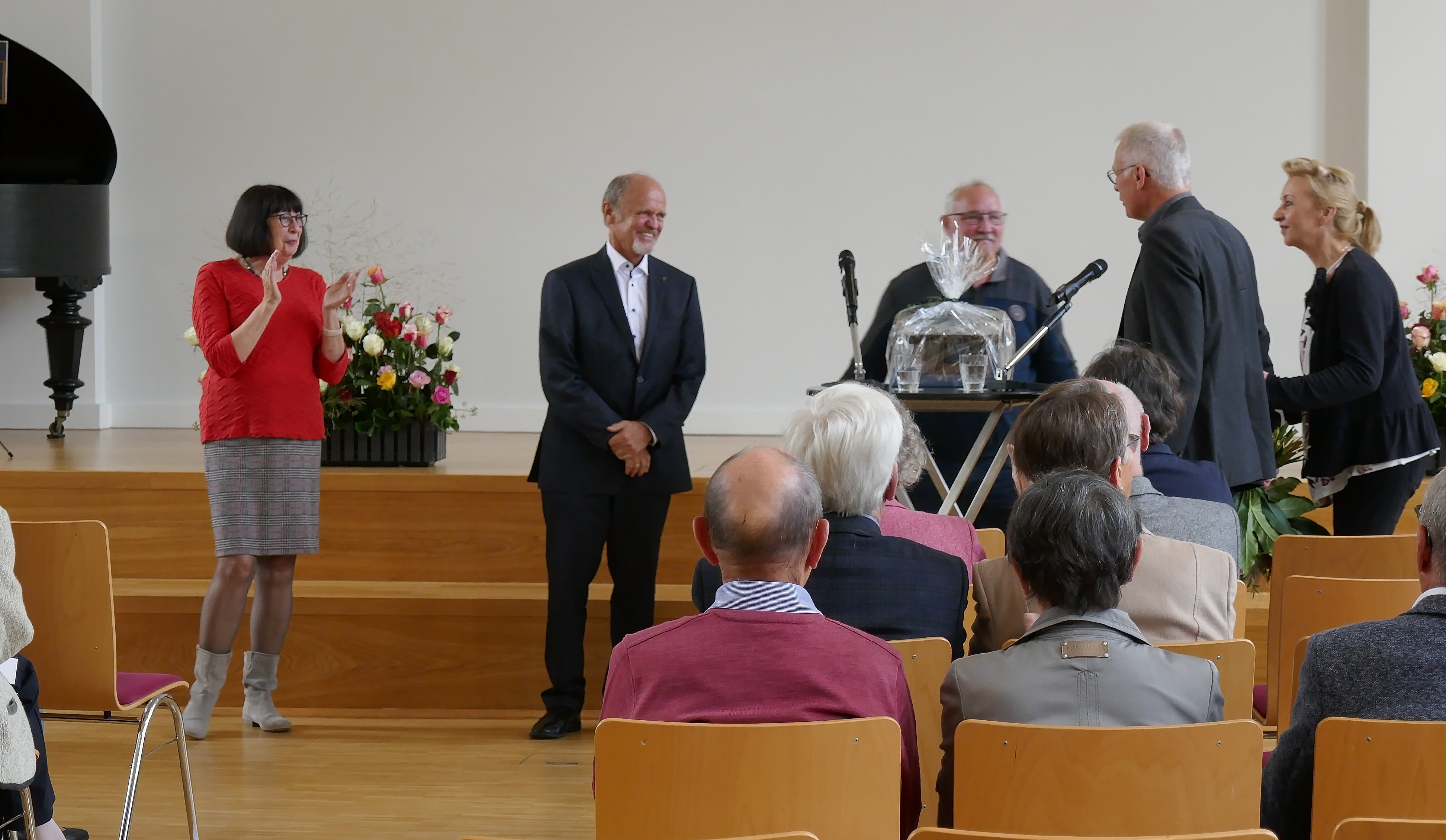 Die GESA verabschiedete ihren Vorstandsvorsitzenden Jochen Schütt - Geschenkübergabe