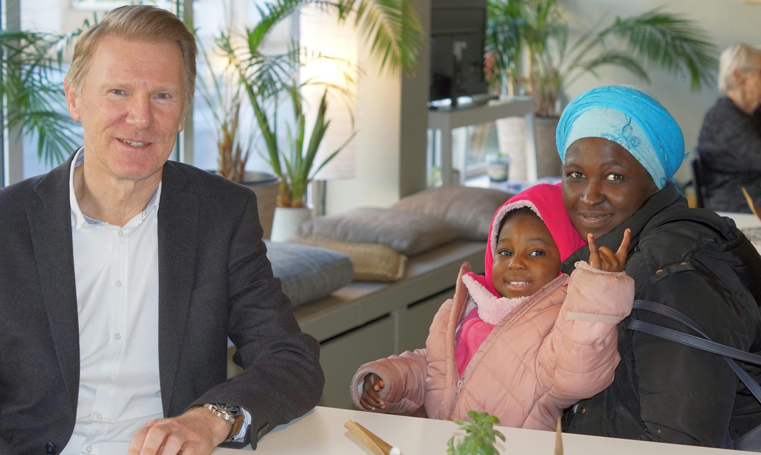 GESA Wohnpaten Projekt WofA - Serbatu mit Tochter Amira und Harald Böning
