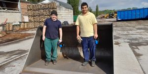 Ozan und John Lee absolvierten erfolgreich ihr Praktikum am Holzenergiehof